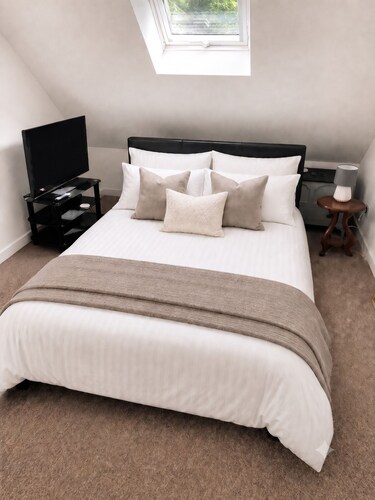 Two bed apartment, sleeps 5, ideal for work and family stays