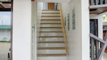 Una escalera conduce a una habitación con un letrero que dice 'TRAVELERS INN'.