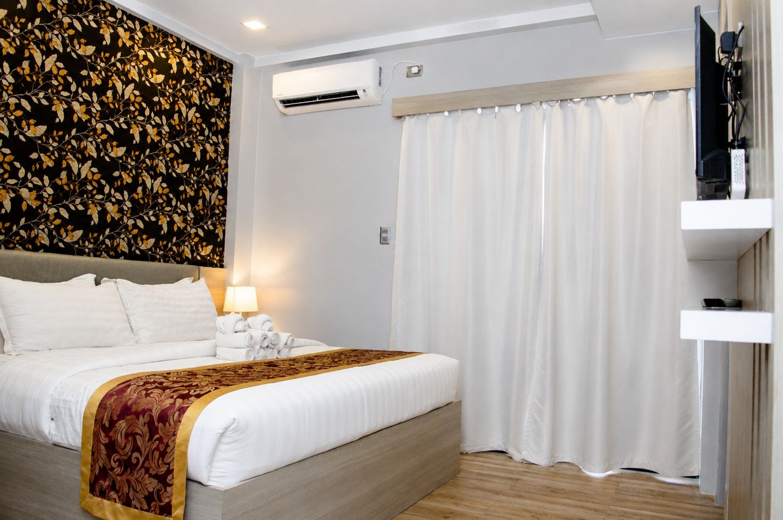 Premier Double Room, 1 King Bed | WiFi (free), bed sheets