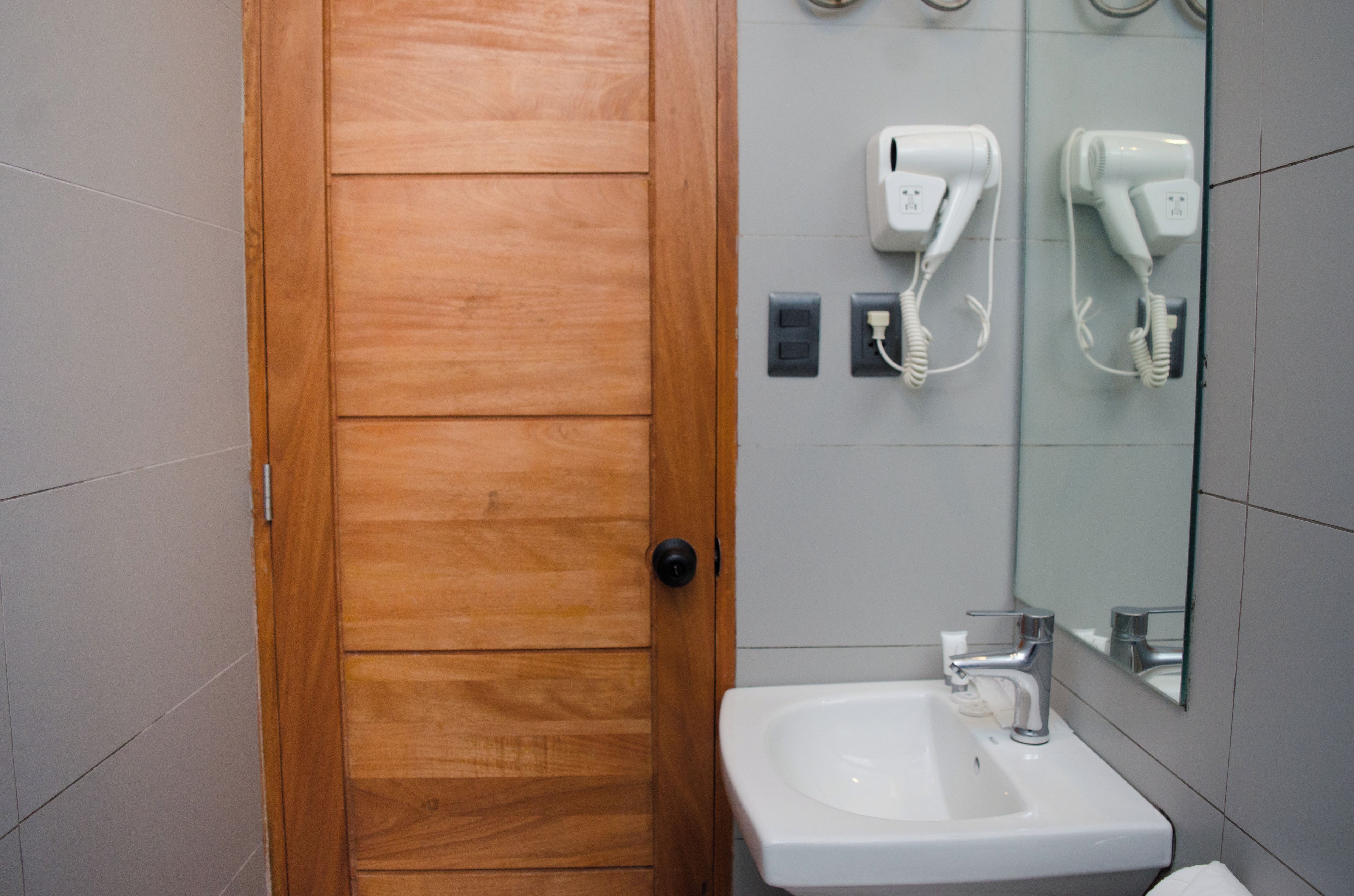 Shower, free toiletries, towels
