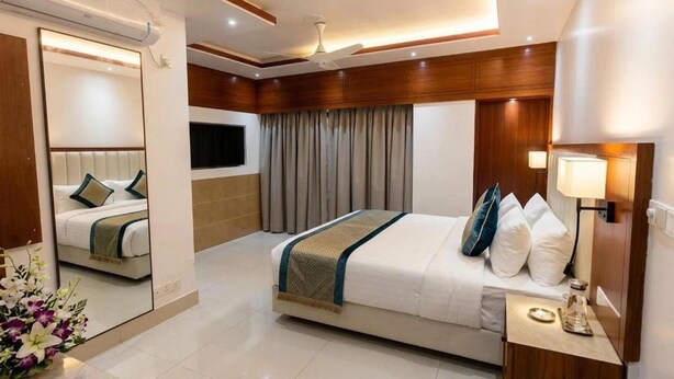 Minibar, blackout curtains, free WiFi, bed sheets - Royal Richmond Hotel (Dhaka)