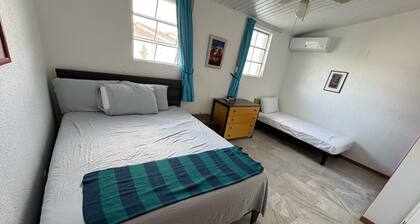 Cozy 2-bedroom house in amazing Jolly Harbour with AC