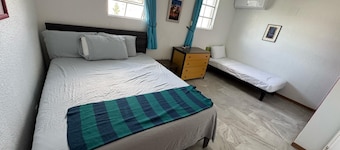 Cozy 2-bedroom house in amazing Jolly Harbour with AC