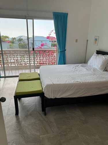 Cozy 2-bedroom house in amazing Jolly Harbour with AC
