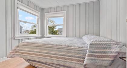 Newly renovated 2 Bedroom, 3 min walk to the beach, pull out couch as well.