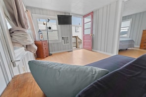 2 bedrooms, WiFi - Newly renovated 2 Bedroom, 3 min walk to the beach, pull out couch as well. (Hampton)