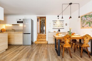 Dining - Spacious apartment with 2 bathrooms and a view of the mountains. Large lawn on the property (Teola)