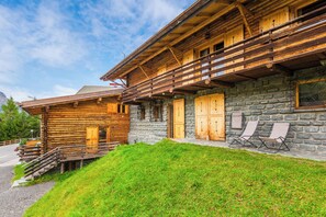 Exterior - Spacious apartment with 2 bathrooms and a view of the mountains. Large lawn on the property (Teola)