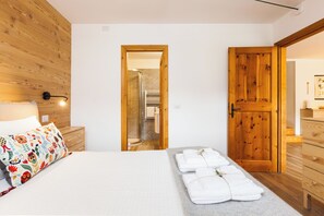 Room - Spacious apartment with 2 bathrooms and a view of the mountains. Large lawn on the property (Teola)