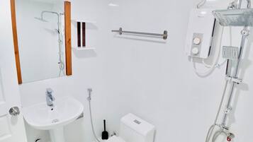 Kamar Double atau Twin Deluks | Kamar mandi | Shower, pengering rambut, handuk, dan sabun