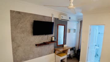 Deluxe Double or Twin Room | Minibar, in-room safe, iron/ironing board (on request), WiFi (free)