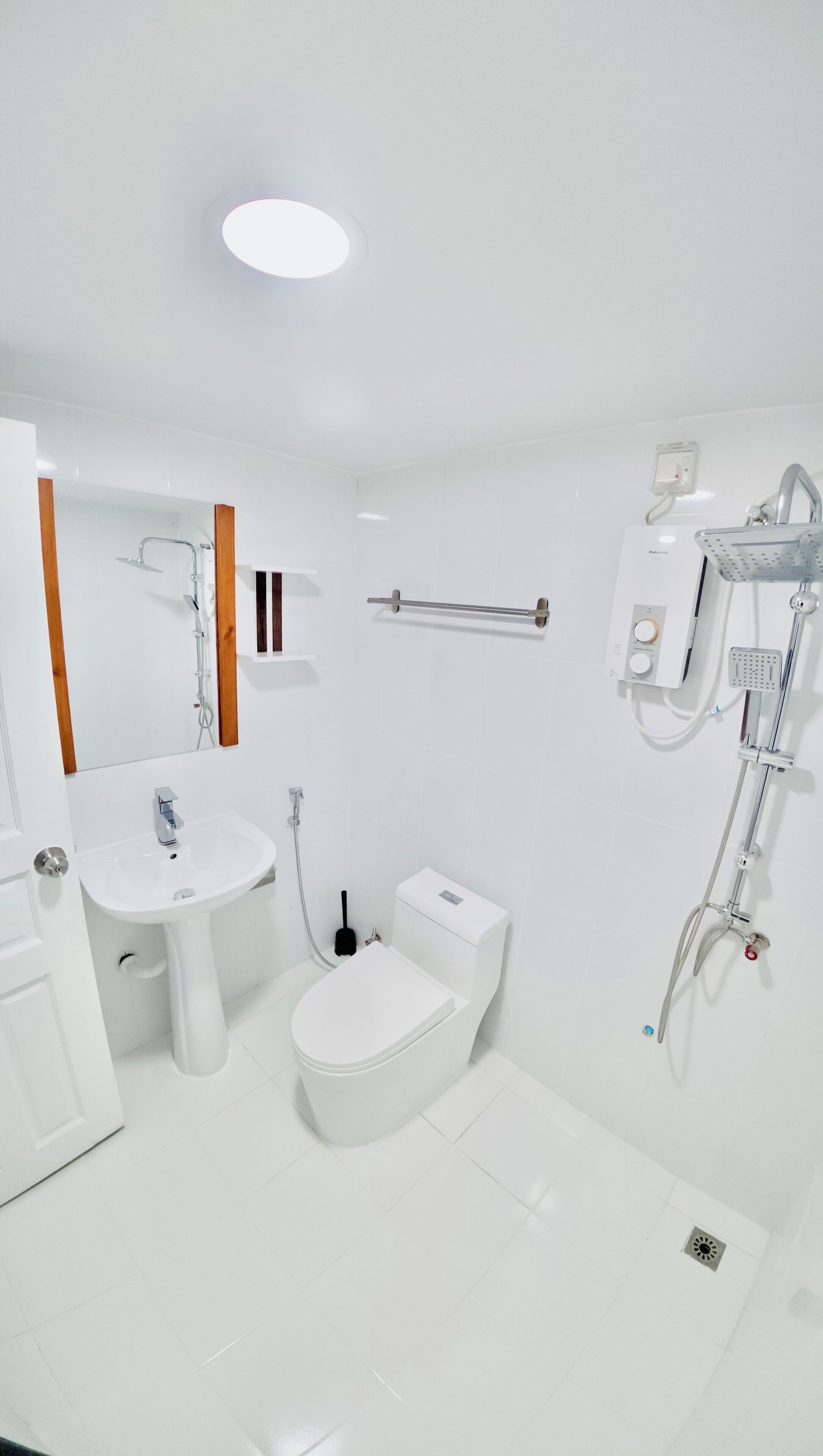 Habitación Deluxe con 1 cama doble o 2 individuales | Baño | Ducha, secador de pelo, toallas y jabón