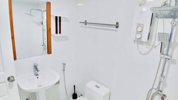 Habitación Deluxe con 1 cama doble o 2 individuales | Baño | Ducha, secador de pelo, toallas y jabón