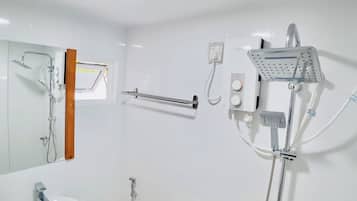 Kamar Double atau Twin Deluks | Kamar mandi | Shower, pengering rambut, handuk, dan sabun