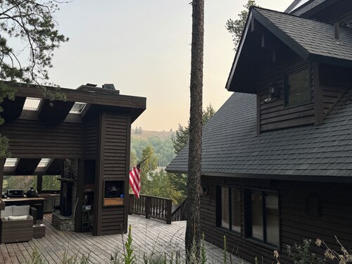 Sprawling mountain chalet 5 minutes from downtown Red Lodge includes guest house