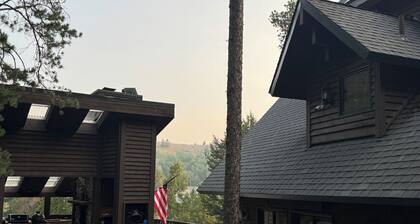 Sprawling mountain chalet 5 minutes from downtown Red Lodge includes guest house