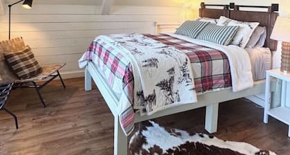 Sprawling mountain chalet 5 minutes from downtown Red Lodge includes guest house