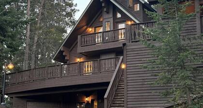Luxury mountain chalet 5 minutes from downtown Red Lodge/includes guest house
