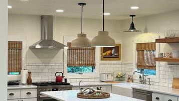 Coffee/tea maker, fridge, microwave, oven