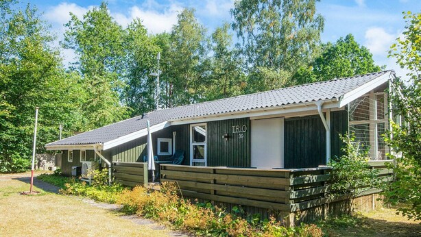A row of cabins with a covered porch, numbered 39, surrounded by trees. - 8 Person Holiday Home in Ans By (Ans)
