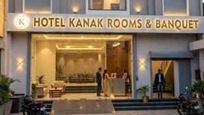 Hotel Kanak met een moderne gevel, een opvallende ingang en een bord dat kamers en feestzalen aangeeft.