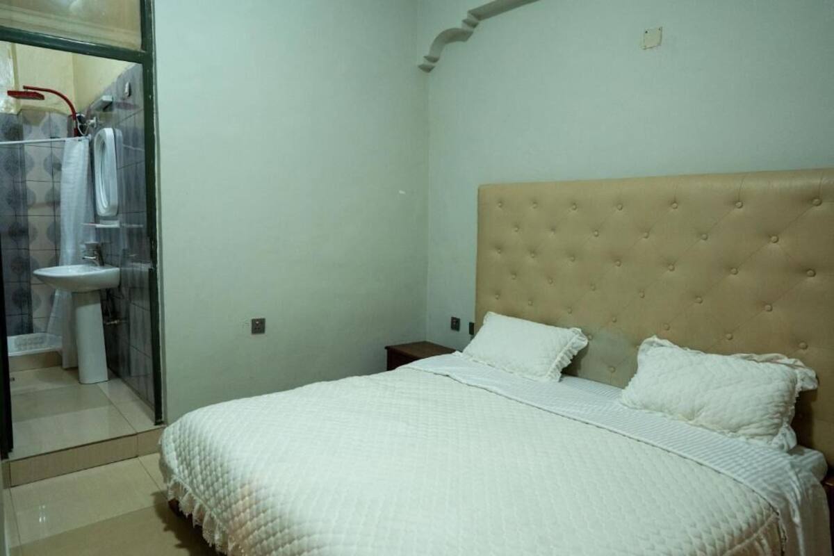 Cortinas blackout y tabla de planchar con plancha 