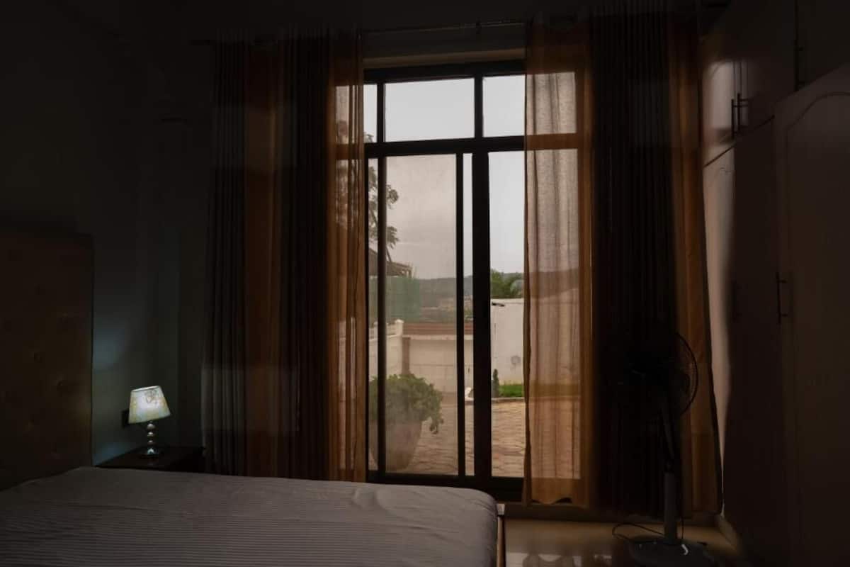 Cortinas blackout y tabla de planchar con plancha 