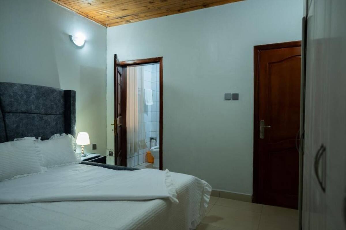 Cortinas blackout y tabla de planchar con plancha 