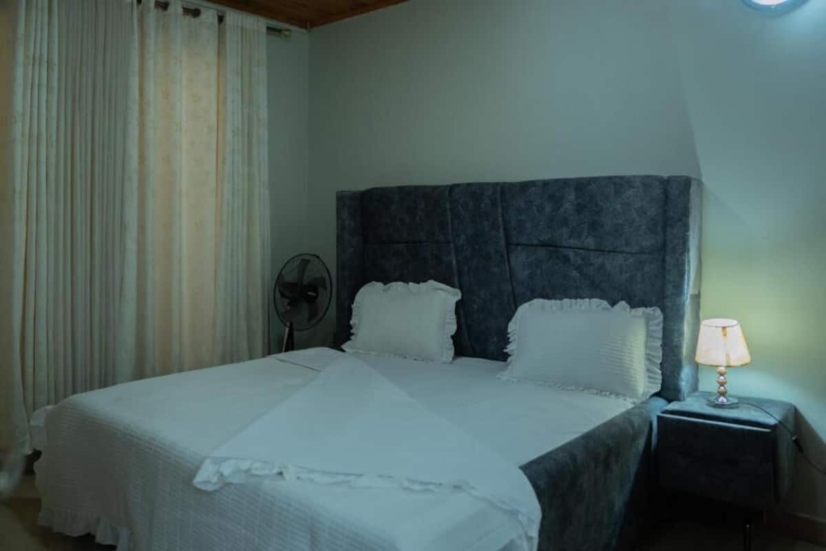 Cortinas blackout y tabla de planchar con plancha 