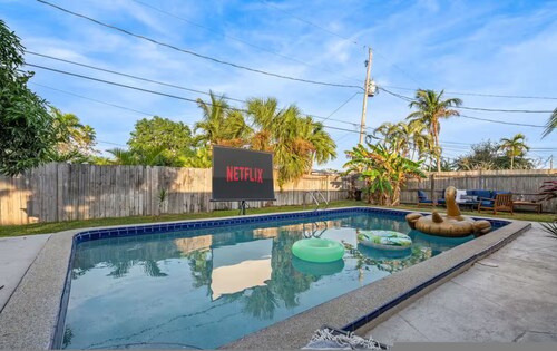 Pool Hot Tub Movie Nights Walk to Cocoa Beach