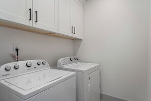 Interior - 4BR Raleigh Townhome Near Downtown (Sleeps 9) (Raleigh)
