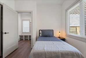 4 bedrooms, iron/ironing board, free WiFi, bed sheets - 4BR Raleigh Townhome Near Downtown (Sleeps 9) (Raleigh)