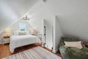 2 bedrooms, desk, WiFi, bed sheets