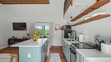 Coffee/tea maker, fridge, microwave, oven