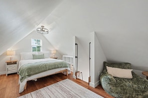 2 bedrooms, desk, WiFi, bed sheets
