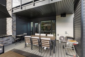 Outdoor dining - Bear Mountain Retreat with AC & Huge Patio (Victoria)