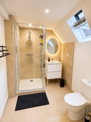 Dusche, Haartrockner, Handtücher, Seife