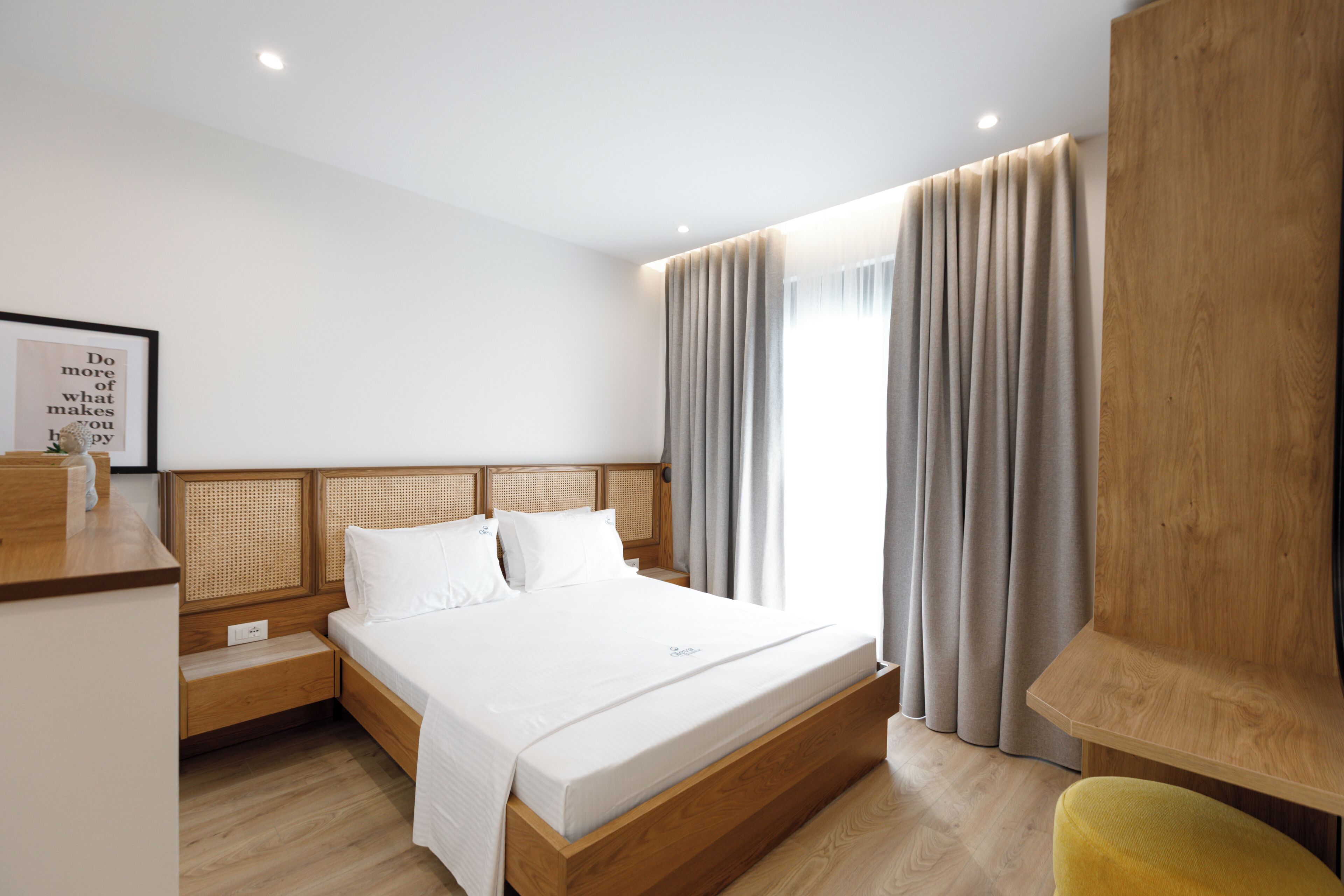 Deluxe Suite, Balcony, Sea View | WiFi (free), bed sheets