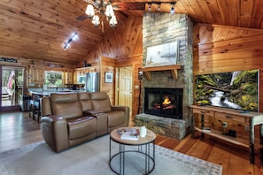 Smart TV, fireplace, books - 5 min to Aska Adventure area! Hot Tub + Fireplace, Dog Friendly, Fire pit (Blue Ridge)