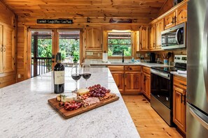 Coffee/tea maker, fridge, microwave, oven - 5 min to Aska Adventure area! Hot Tub + Fireplace, Dog Friendly, Fire pit (Blue Ridge)