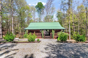 Exterior - 5 min to Aska Adventure area! Hot Tub + Fireplace, Dog Friendly, Fire pit (Blue Ridge)