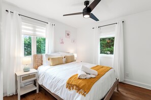 4 chambres, fer et planche à repasser, lit de bébé portatif
