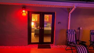 Suite estudio Deluxe, solo para hombres, patio, vistas a la piscina | Terraza o patio