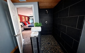Suíte estúdio luxo, somente para homens, varanda, vista para a piscina | Banheiro | Produtos de toalete grátis, roupões de banho, toalhas de banho, sabonete