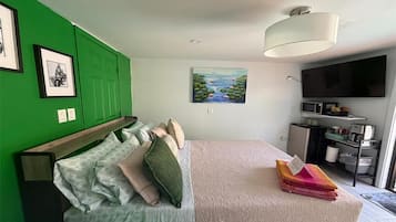 Luxe tweepersoonskamer, alleen voor mannen, terras, uitzicht op tuin | Een gratis minibar, een bureau, een laptopwerkplek, geluiddichte muren