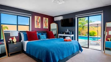 Suite estudio Deluxe, solo para hombres, patio, vista a la alberca | Artículos del minibar gratis y escritorio