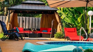 Habitación Deluxe doble, solo para hombres, patio, vistas al jardín | Piscina
