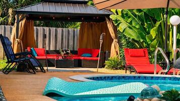 Quarto casal luxo, somente para homens, varanda, vista para o jardim | Piscina | Piscina externa, guarda-sóis, espreguiçadeiras