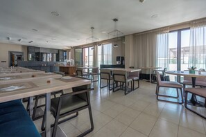 Dining - Luxury Living - Pool & Beach (Casablanca)