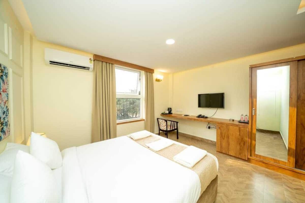 Deluxe Room | Desk, laptop workspace, iron/ironing board, WiFi (free)